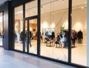 firefly ein grosses schaufenster  das kaputt ist.
