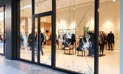 firefly ein grosses schaufenster das kaputt ist. firefly ein grosses schaufenster das kaputt ist.