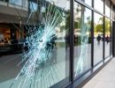 firefly ein grosses schaufenster  das kaputt ist. 989084  